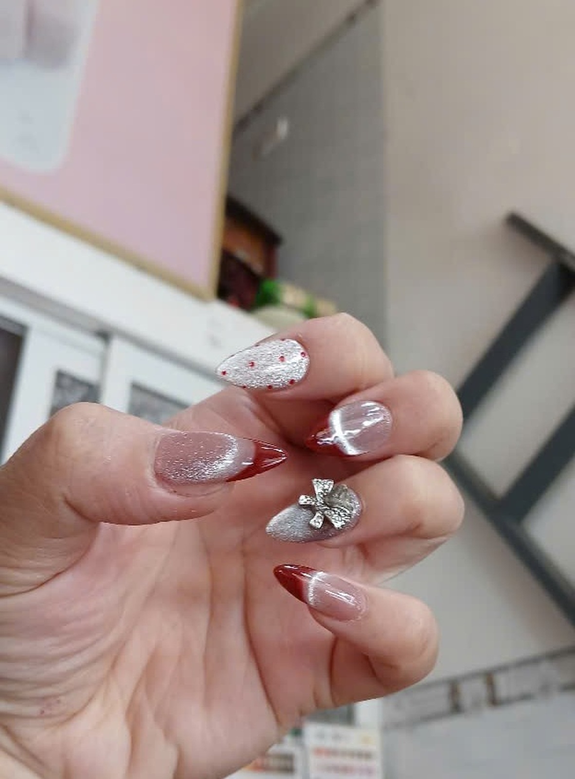 Cận cảnh mẫu nail đỏ bạc